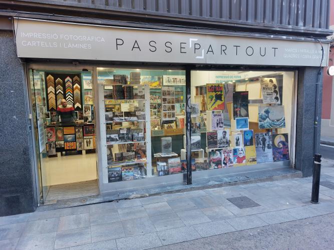 PASSEPARTOUT. Quadres i marcs a mida