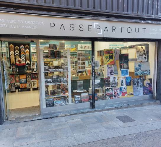 PASSEPARTOUT. Quadres i marcs a mida